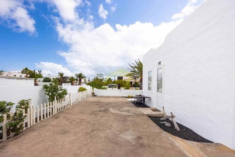 5 bedroom Bungalow for sale in Costa Teguise with pool - € 847,000 (Ref: 9714443)