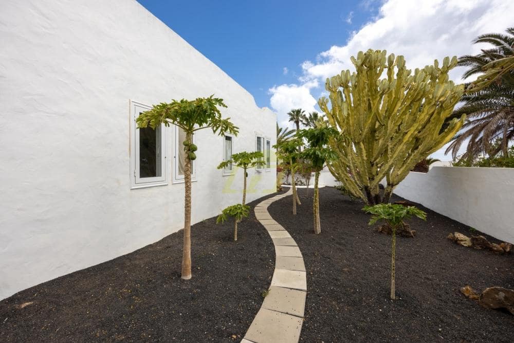 5 bedroom Bungalow for sale in Costa Teguise with pool - € 847,000 (Ref: 9714443)