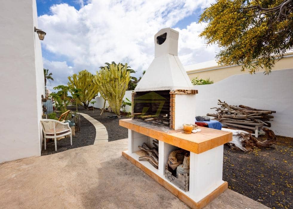 5 bedroom Bungalow for sale in Costa Teguise with pool - € 847,000 (Ref: 9714443)