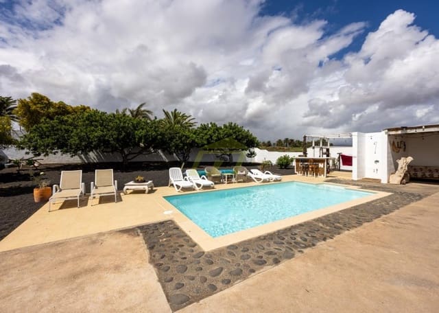 5 quarto Bungalow para venda em Costa Teguise, Teguise com piscina - 847 000 € (Ref: 9714443)