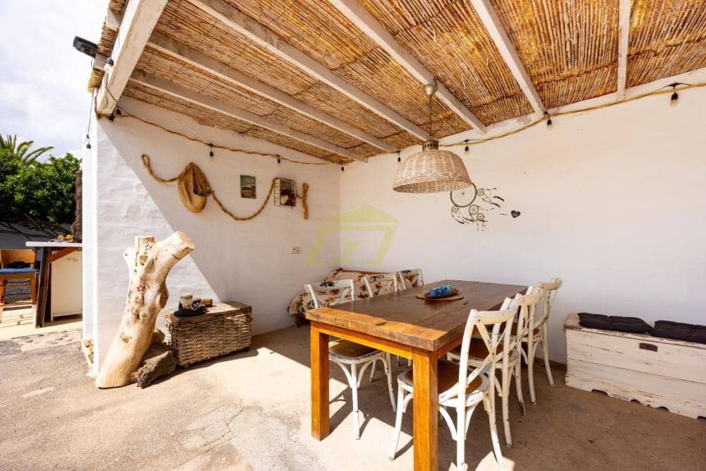 5 bedroom Bungalow for sale in Costa Teguise with pool - € 847,000 (Ref: 9714443)