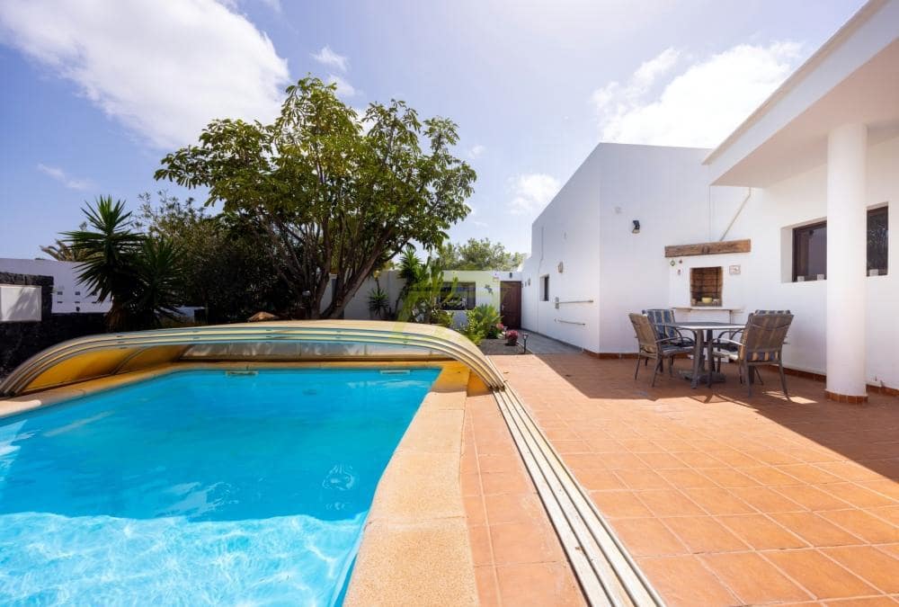 3 bedroom Villa for sale in Playa Blanca with pool garage - € 544,000 (Ref: 9714444)