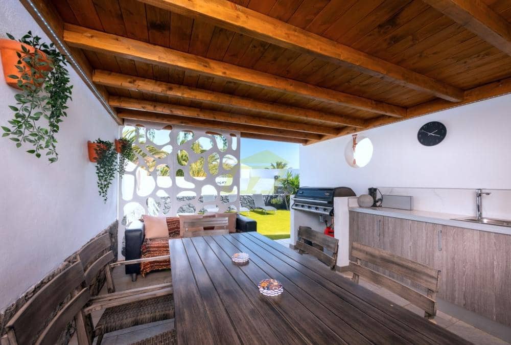 3 bedroom Villa for sale in Playa Blanca with pool garage - € 544,000 (Ref: 9714444)