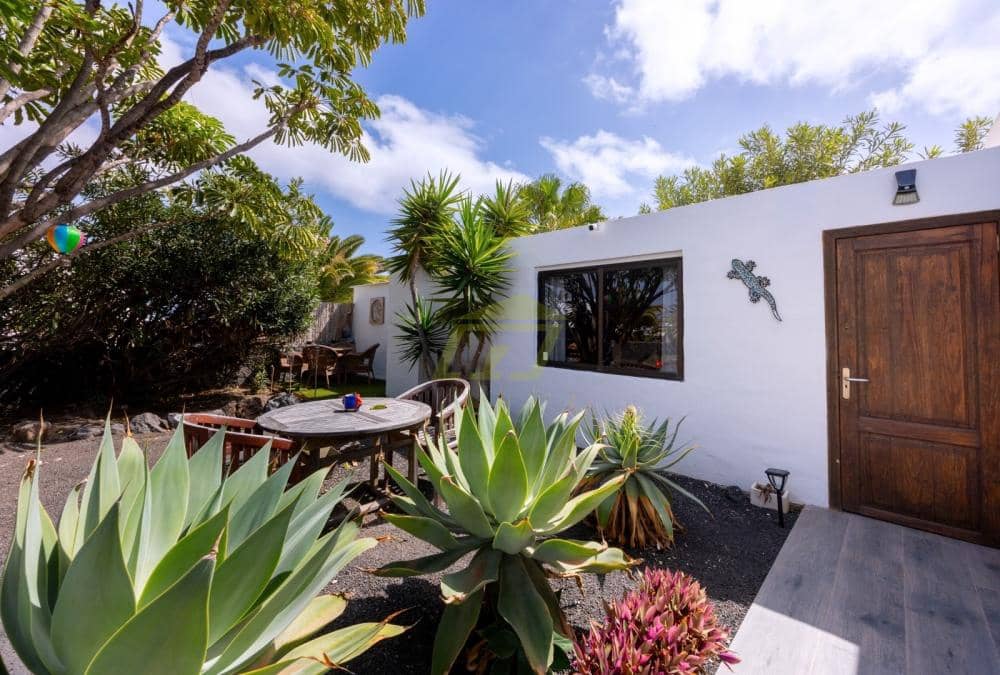 3 bedroom Villa for sale in Playa Blanca with pool garage - € 544,000 (Ref: 9714444)