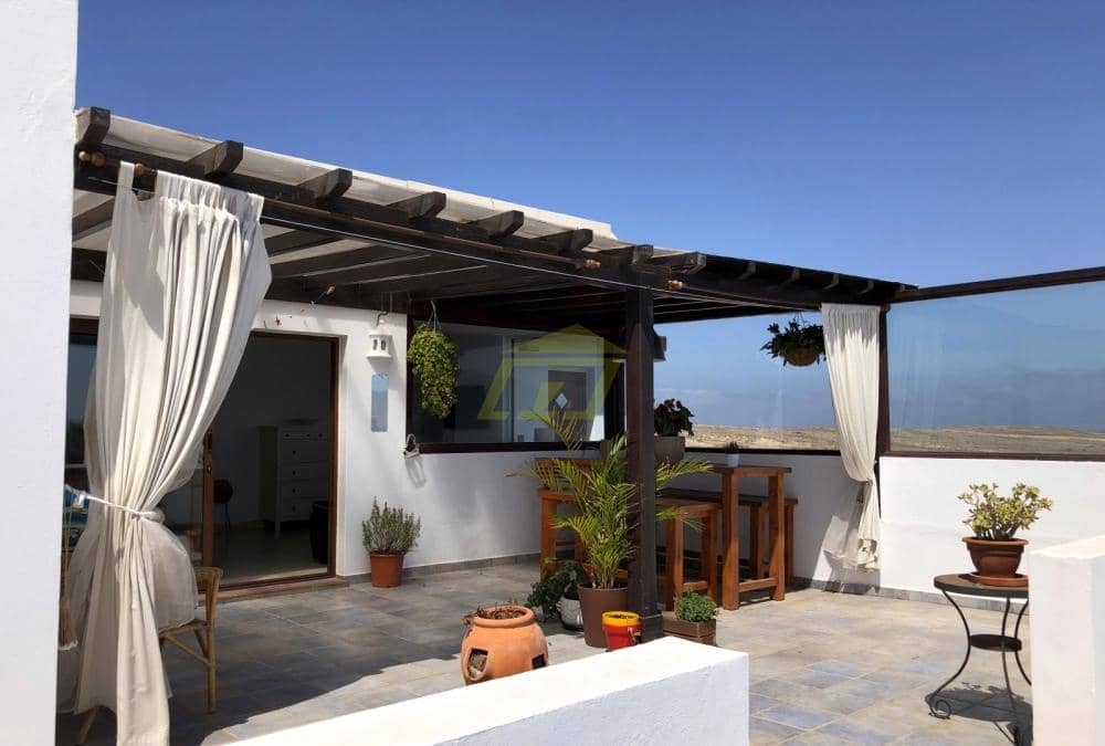 5 bedroom Villa for sale in Playa Blanca with pool - € 490,000 (Ref: 9719409)