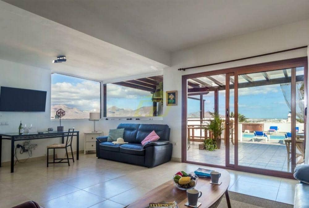 5 bedroom Villa for sale in Playa Blanca with pool - € 490,000 (Ref: 9719409)