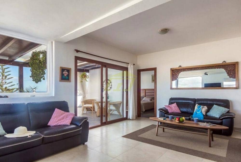 5 bedroom Villa for sale in Playa Blanca with pool - € 490,000 (Ref: 9719409)