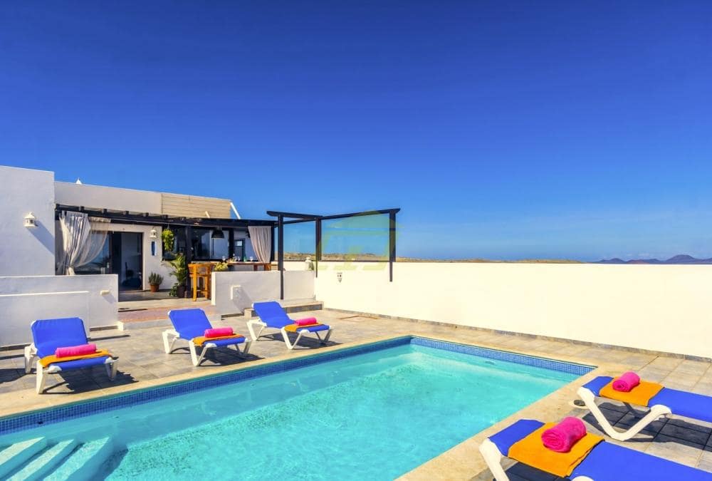 5 bedroom Villa for sale in Playa Blanca with pool - € 490,000 (Ref: 9719409)
