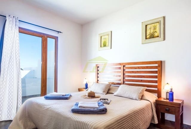 Chalet de 5 habitaciones en Playa Blanca, Yaiza en venta con piscina - 490.000 € (Ref: 9719409)