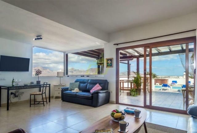 Chalet de 5 habitaciones en Playa Blanca, Yaiza en venta con piscina - 490.000 € (Ref: 9719409)