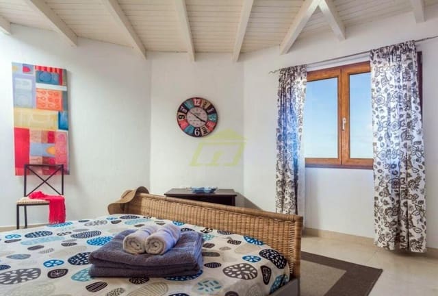 Chalet de 5 habitaciones en Playa Blanca, Yaiza en venta con piscina - 490.000 € (Ref: 9719409)