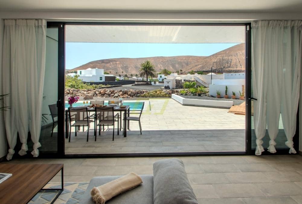 3 bedroom Villa for sale in Yaiza with pool - € 1,400,000 (Ref: 9721037)