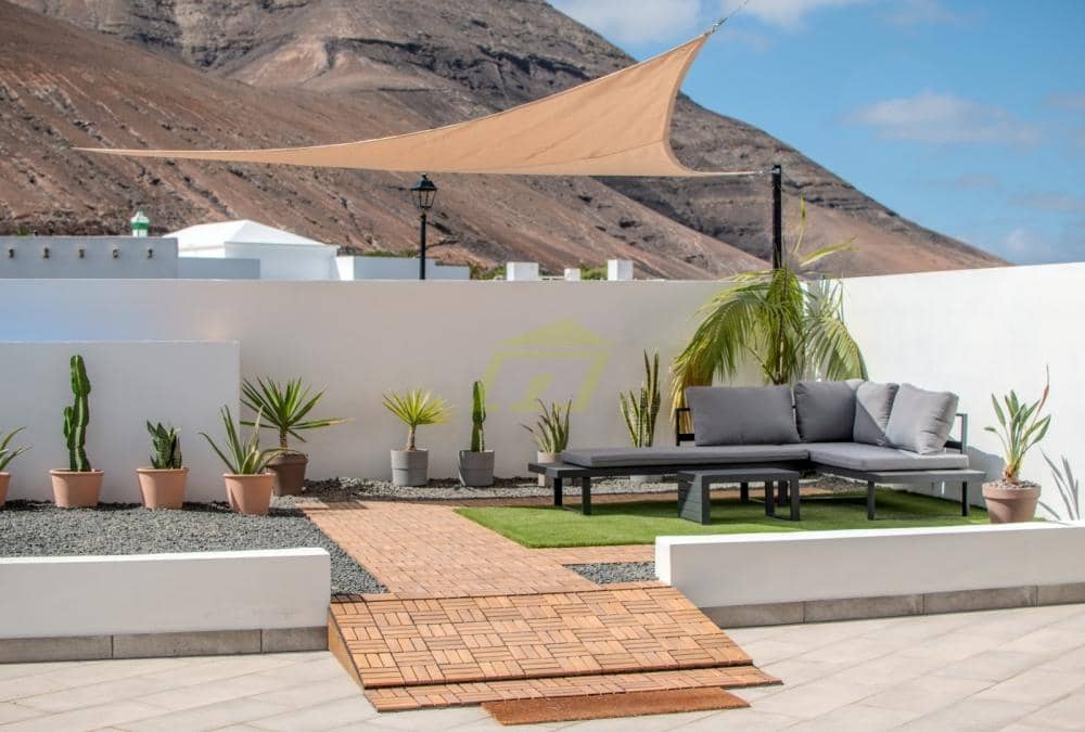 3 bedroom Villa for sale in Yaiza with pool - € 1,400,000 (Ref: 9721037)