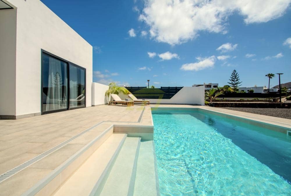 3 bedroom Villa for sale in Yaiza with pool - € 1,400,000 (Ref: 9721037)