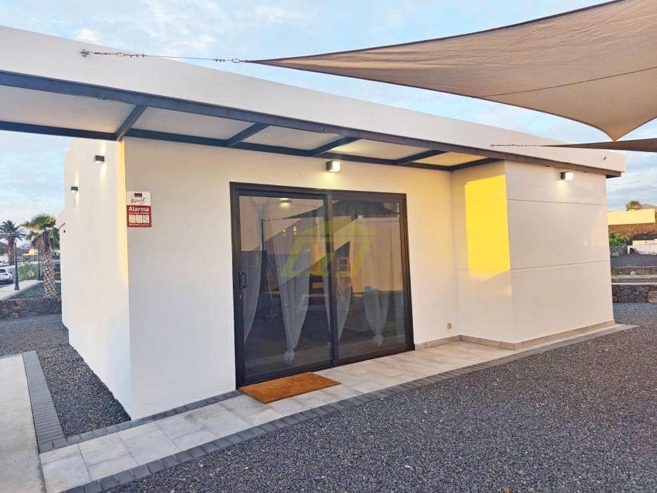 3 Zimmer Villa zu verkaufen in Yaiza mit Pool - 1.275.000 € (Ref: 9721037)