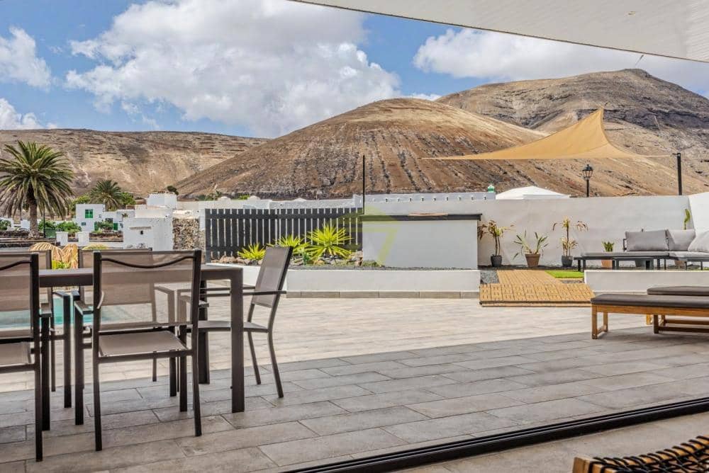 3 bedroom Villa for sale in Yaiza with pool - € 1,275,000 (Ref: 9721037)