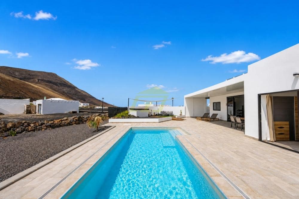 3 bedroom Villa for sale in Yaiza with pool - € 1,275,000 (Ref: 9721037)