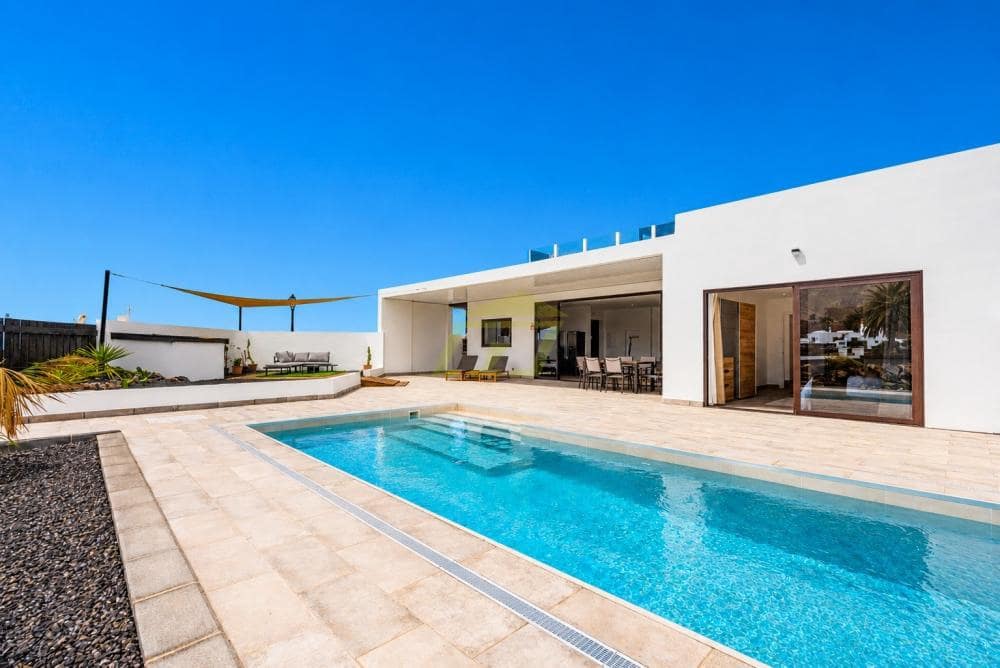 3 bedroom Villa for sale in Yaiza with pool - € 1,275,000 (Ref: 9721037)