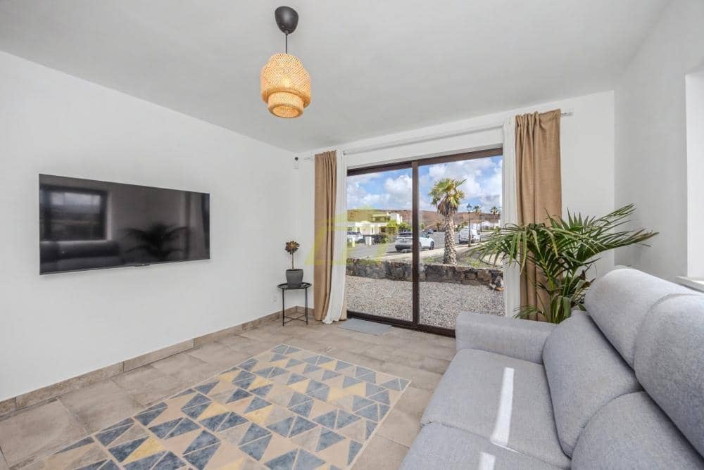 3 bedroom Villa for sale in Yaiza with pool - € 1,275,000 (Ref: 9721037)