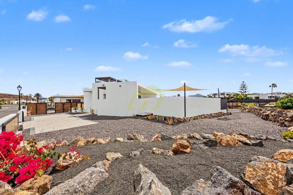 3 bedroom Villa for sale in Yaiza with pool - € 1,275,000 (Ref: 9721037)