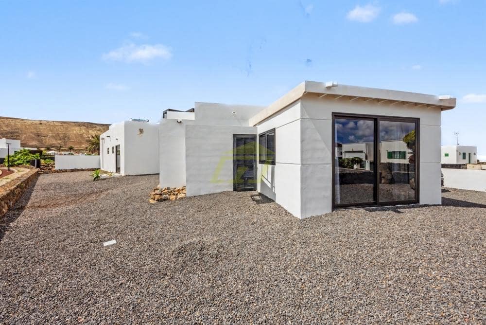 3 bedroom Villa for sale in Yaiza with pool - € 1,275,000 (Ref: 9721037)