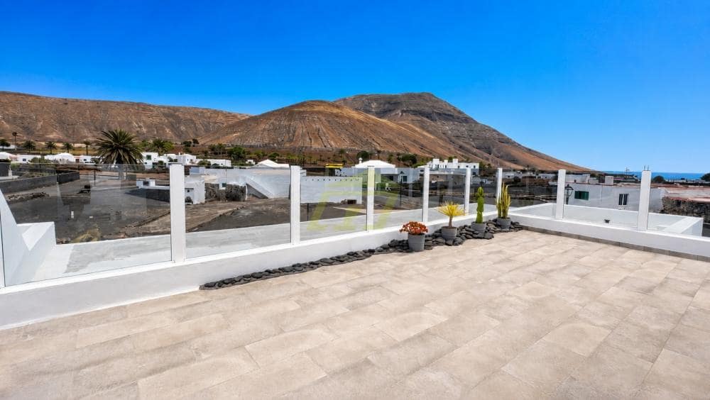 3 bedroom Villa for sale in Yaiza with pool - € 1,275,000 (Ref: 9721037)