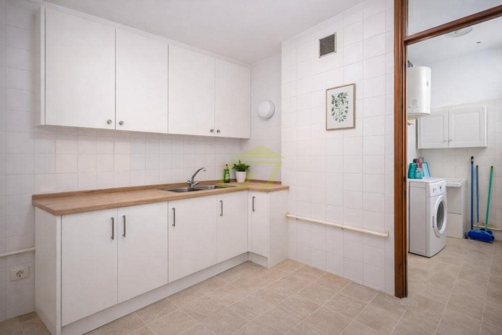 4 bedroom Apartment for sale in Arrecife - € 319,200 (Ref: 9731628)