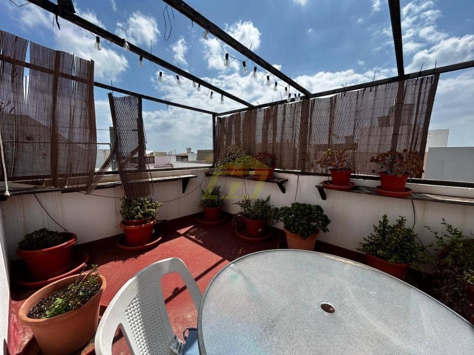 2 bedroom Apartment for sale in Arrecife - € 199,000 (Ref: 9737873)