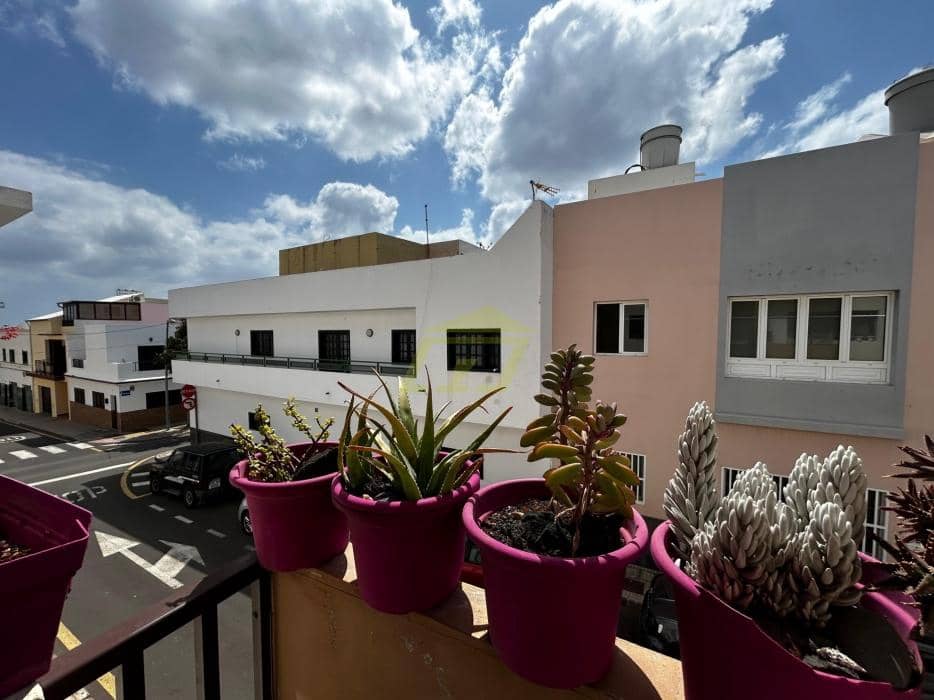 2 bedroom Apartment for sale in Arrecife - € 199,000 (Ref: 9737873)