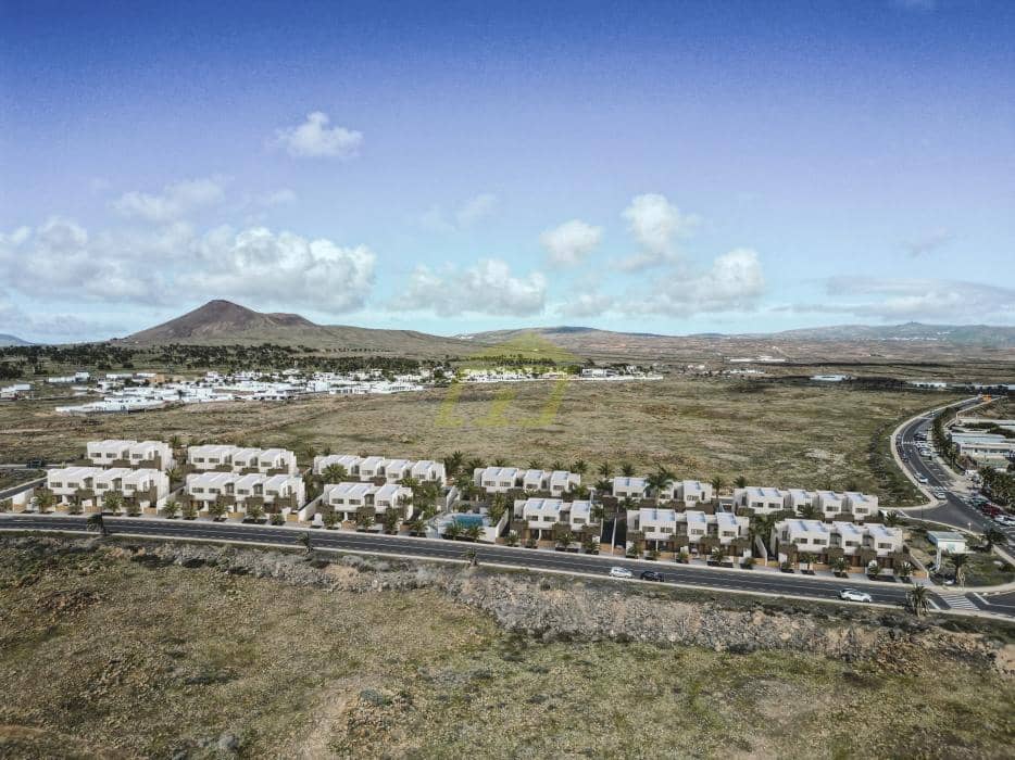 3 bedroom Villa for sale in Costa Teguise with pool - € 358,500 (Ref: 9737874)