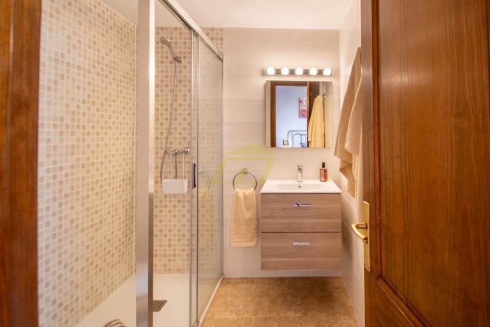 5 quarto Moradia para venda em Playa Blanca com piscina - 695 000 € (Ref: 9747549)