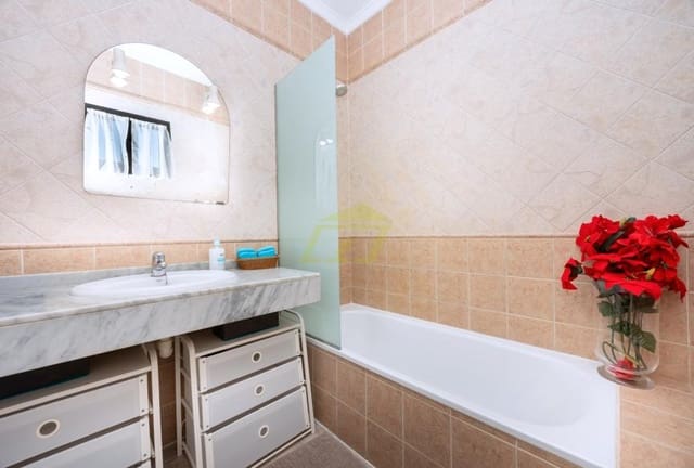 3 quarto Moradia para venda em Playa Blanca, Yaiza com piscina - 465 000 € (Ref: 9747552)