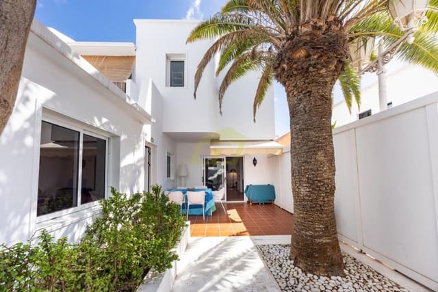 5 soveværelse Villa til salg i Playa Honda, San Bartolomé med garage - € 475.000 (Ref: 9761649)