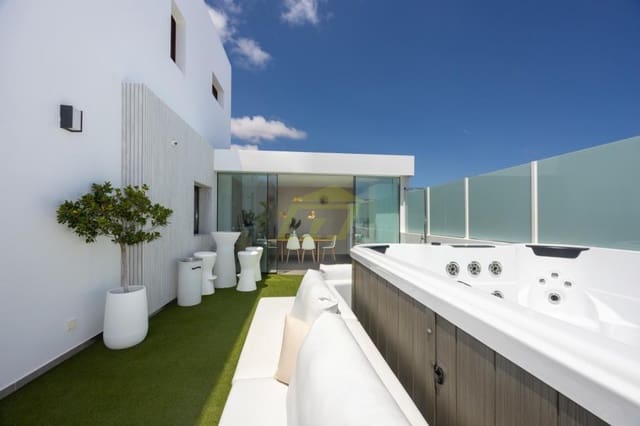 3 makuuhuone Huvila myytävänä paikassa Costa Teguise, Teguise mukana uima-altaan 
autotalli - 950 000 € (Ref: 9770245)