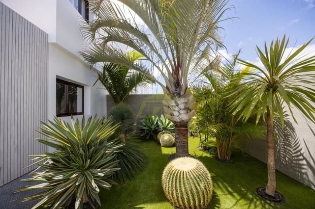 3 makuuhuone Huvila myytävänä paikassa Costa Teguise, Teguise mukana uima-altaan 
autotalli - 950 000 € (Ref: 9770245)