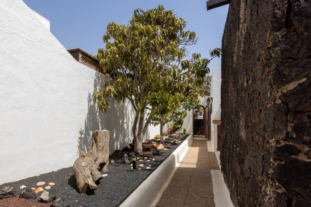 5 slaapkamer Villa te koop in Arrecife met zwembad garage - € 1.100.000 (Ref: 9772775)