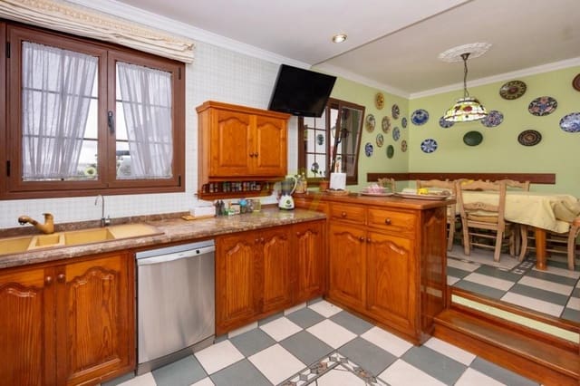 5 soverom Villa til salgs i Arrecife med svømmebasseng garasje - € 1 100 000 (Ref: 9772775)