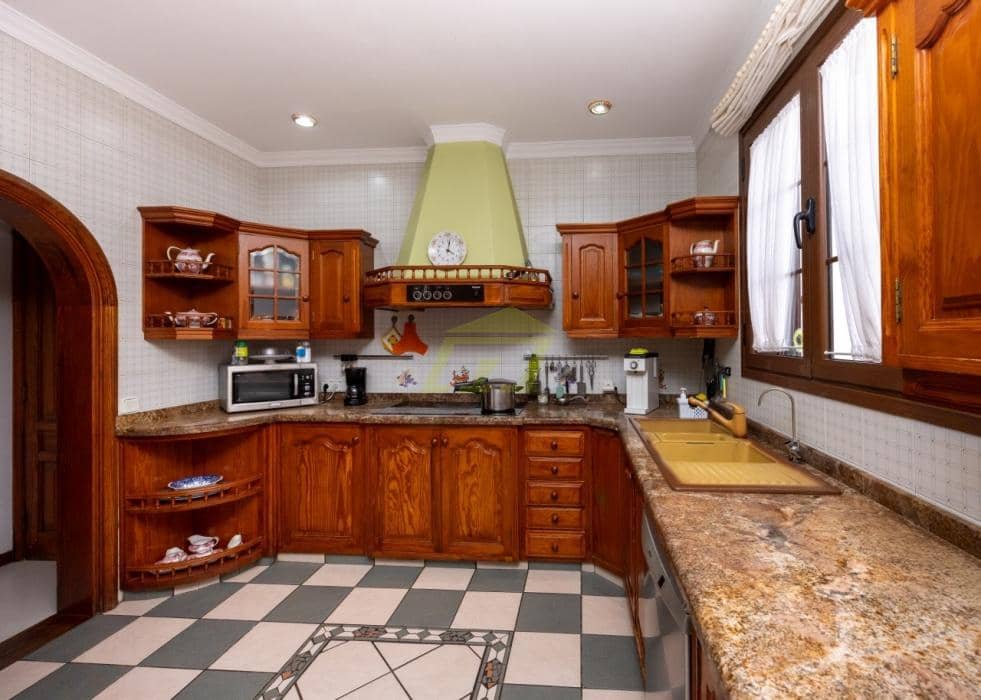 5 slaapkamer Villa te koop in Arrecife met zwembad garage - € 1.100.000 (Ref: 9772775)