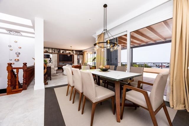 5 soverom Villa til salgs i Puerto Calero, Yaiza med svømmebasseng - € 1 750 000 (Ref: 9782945)