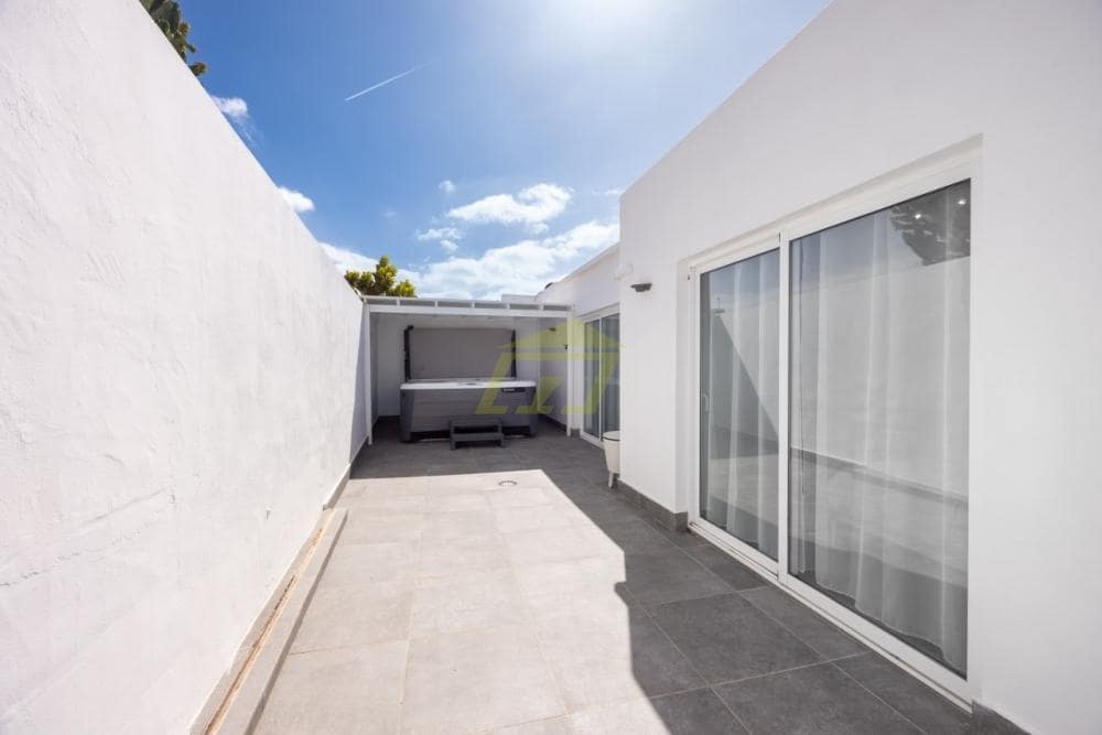 2 bedroom Apartment for sale in Puerto del Carmen - € 495,000 (Ref: 9788118)