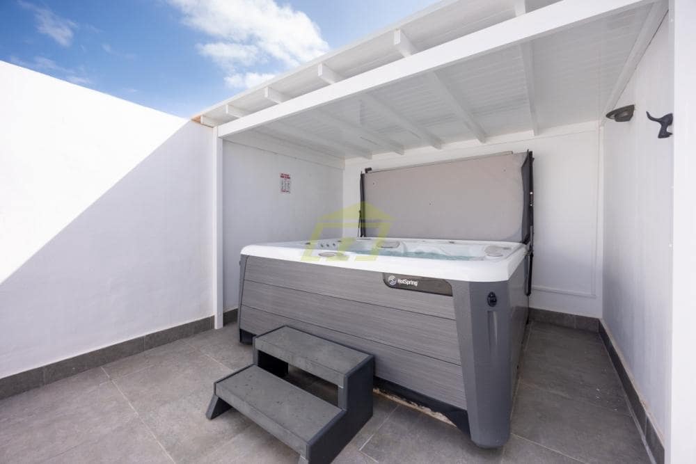 2 bedroom Apartment for sale in Puerto del Carmen - € 495,000 (Ref: 9788118)