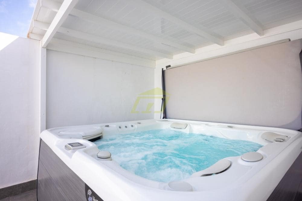 2 bedroom Apartment for sale in Puerto del Carmen - € 495,000 (Ref: 9788118)