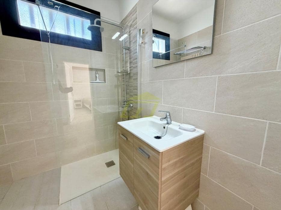 Bungalow de 2 habitaciones en Playa Blanca en venta con piscina - 385.000 € (Ref: 9798586)