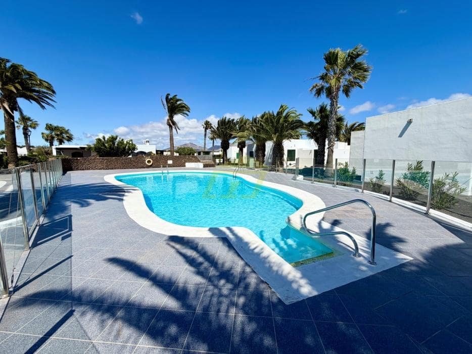 Bungalow de 2 habitaciones en Playa Blanca en venta con piscina - 385.000 € (Ref: 9798586)