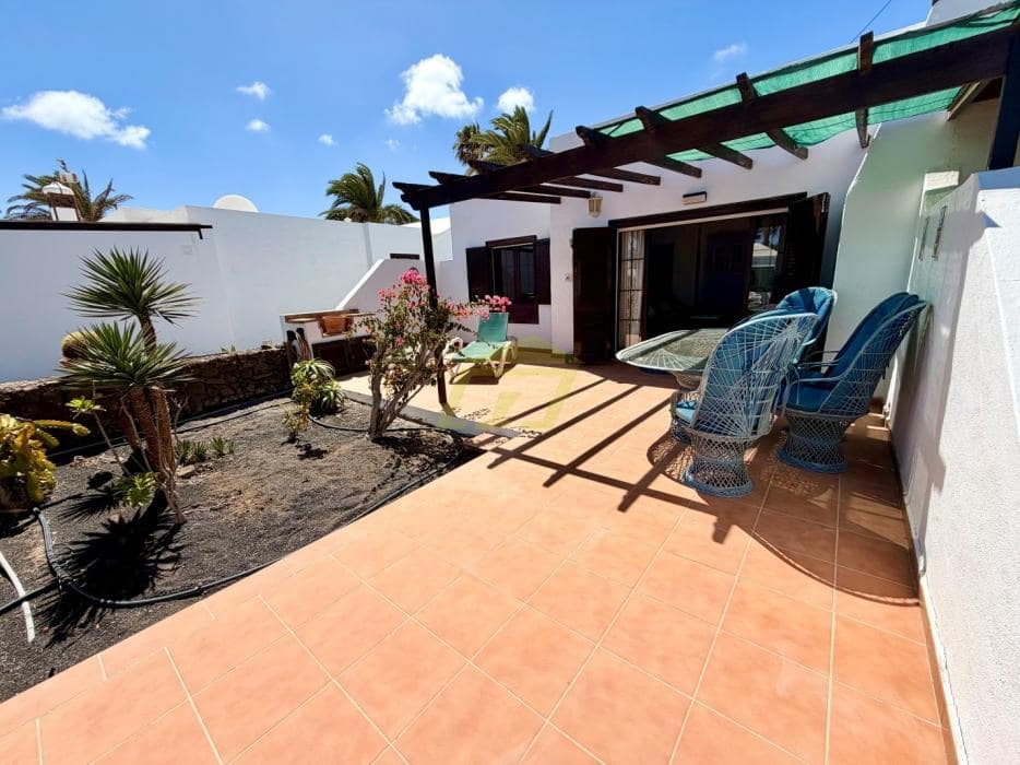 Bungalow de 2 habitaciones en Playa Blanca en venta con piscina - 385.000 € (Ref: 9798586)