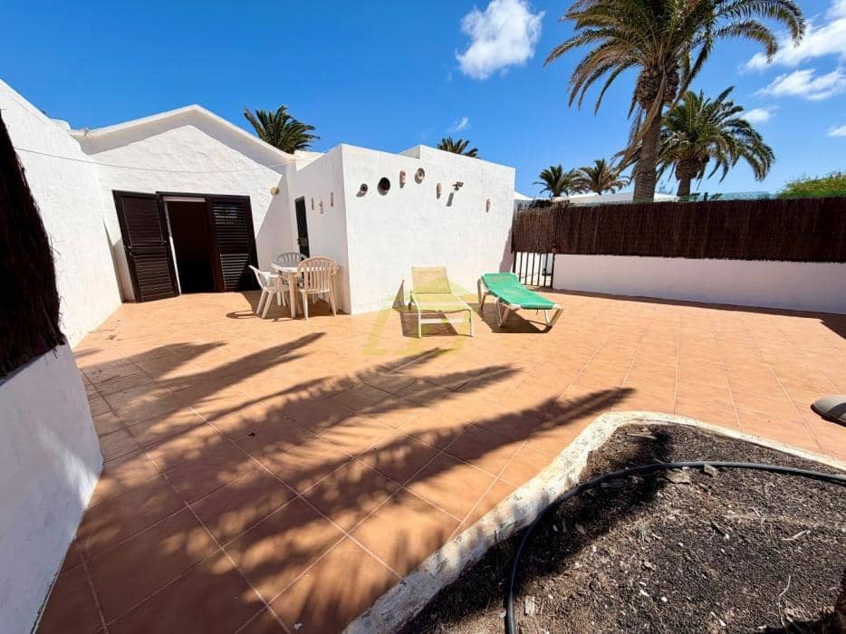 Bungalow de 2 habitaciones en Playa Blanca en venta con piscina - 385.000 € (Ref: 9798586)