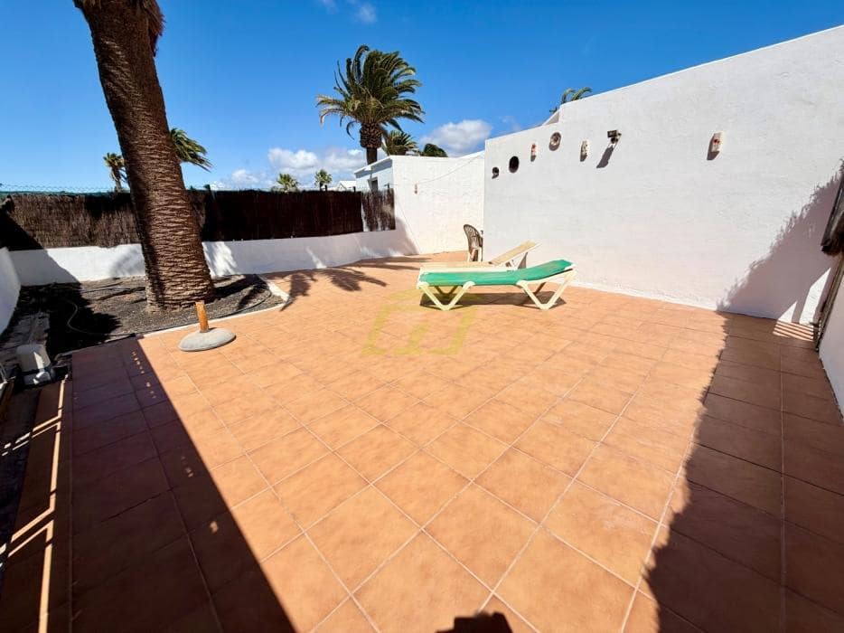 Bungalow de 2 habitaciones en Playa Blanca en venta con piscina - 385.000 € (Ref: 9798586)