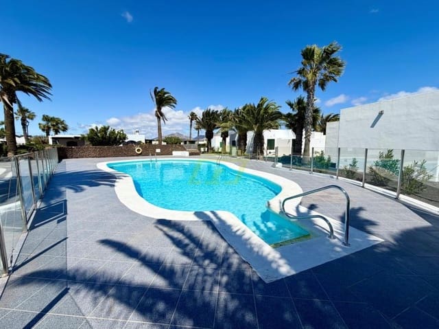 Bungalow de 2 habitaciones en Playa Blanca, Yaiza en venta con piscina - 385.000 € (Ref: 9798586)