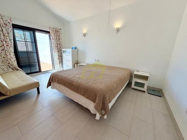 Bungalow de 2 habitaciones en Playa Blanca, Yaiza en venta con piscina - 385.000 € (Ref: 9798586)