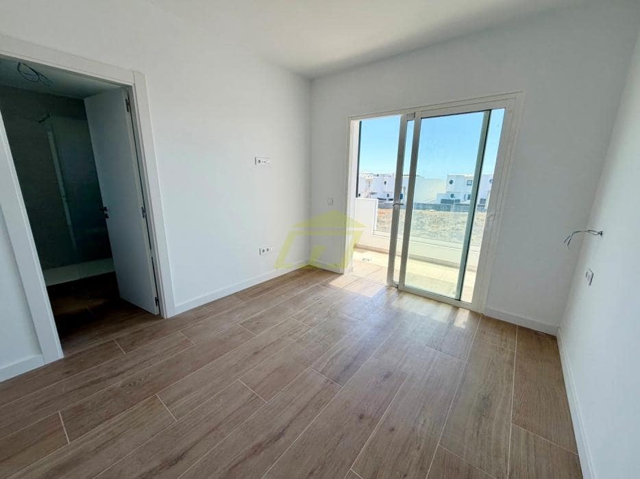 2 bedroom Villa for sale in Playa Blanca with pool - € 440,000 (Ref: 9798587)